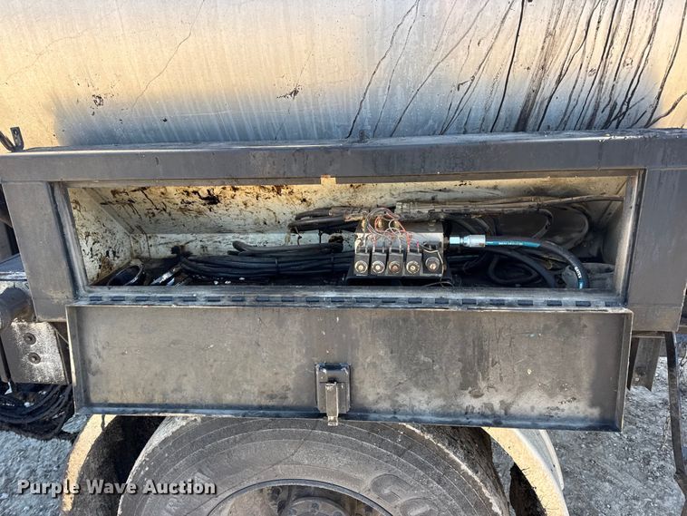 image for item DW6707 2004 Chevrolet C7500 oil distributor truck