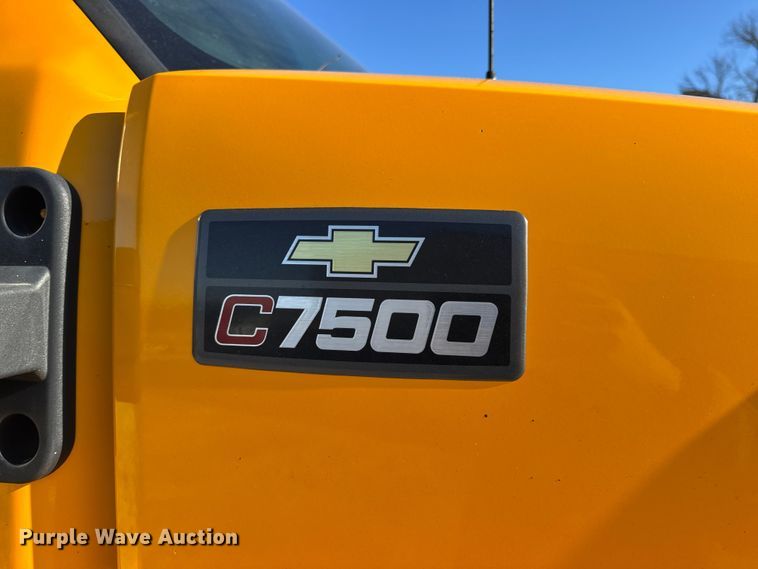 image for item DW6707 2004 Chevrolet C7500 oil distributor truck