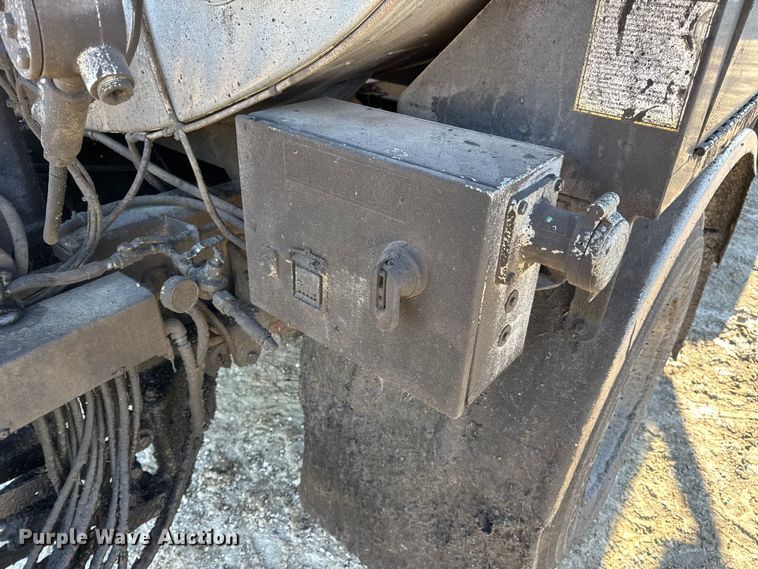 image for item DW6707 2004 Chevrolet C7500 oil distributor truck