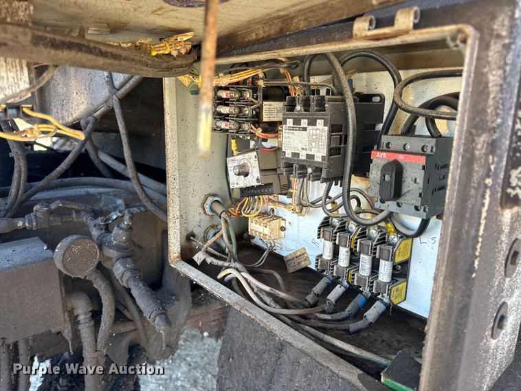 image for item DW6707 2004 Chevrolet C7500 oil distributor truck