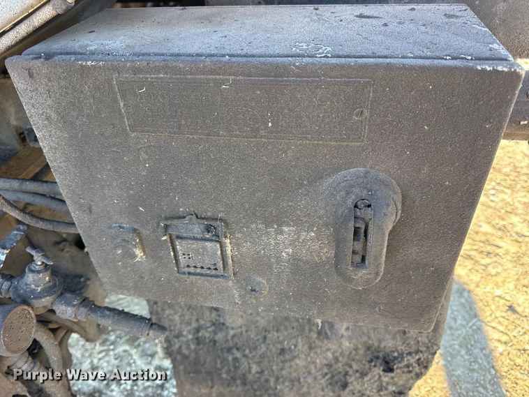 image for item DW6707 2004 Chevrolet C7500 oil distributor truck