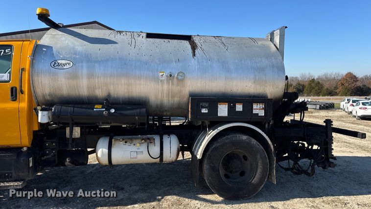 image for item DW6707 2004 Chevrolet C7500 oil distributor truck