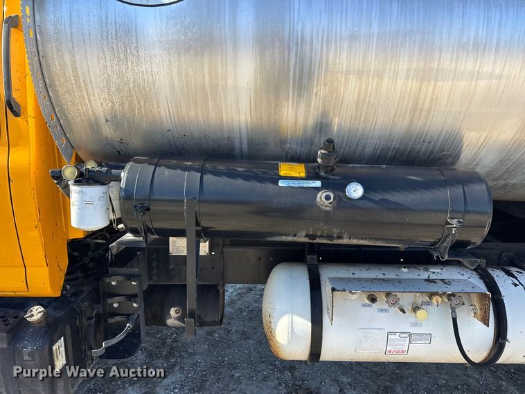 image for item DW6707 2004 Chevrolet C7500 oil distributor truck