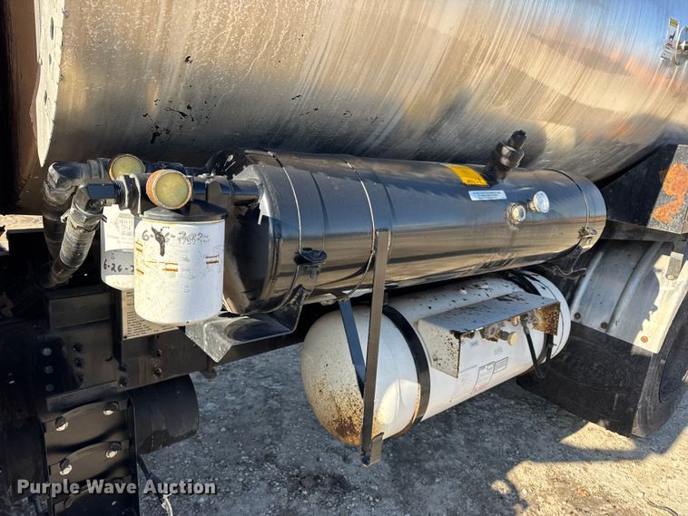 image for item DW6707 2004 Chevrolet C7500 oil distributor truck