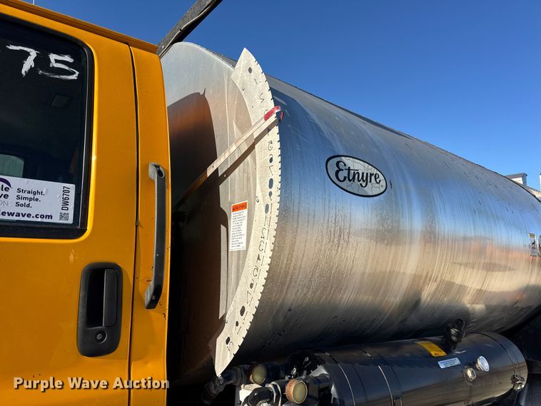 image for item DW6707 2004 Chevrolet C7500 oil distributor truck