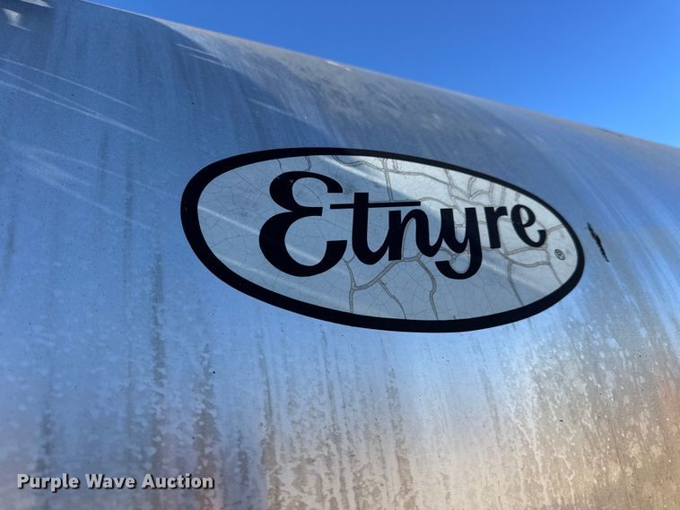 image for item DW6707 2004 Chevrolet C7500 oil distributor truck