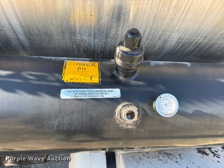 image for item DW6707 2004 Chevrolet C7500 oil distributor truck