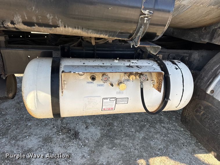 image for item DW6707 2004 Chevrolet C7500 oil distributor truck