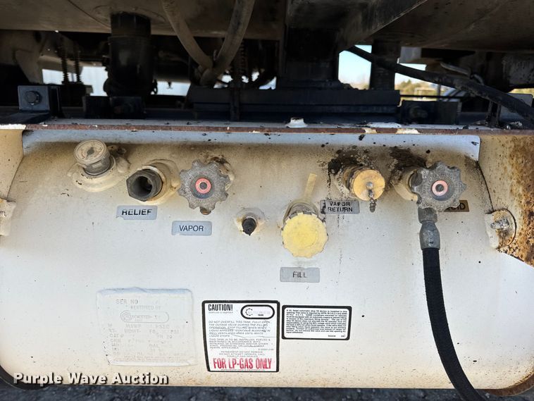 image for item DW6707 2004 Chevrolet C7500 oil distributor truck