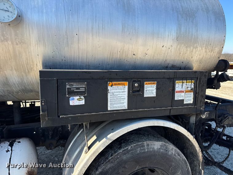 image for item DW6707 2004 Chevrolet C7500 oil distributor truck