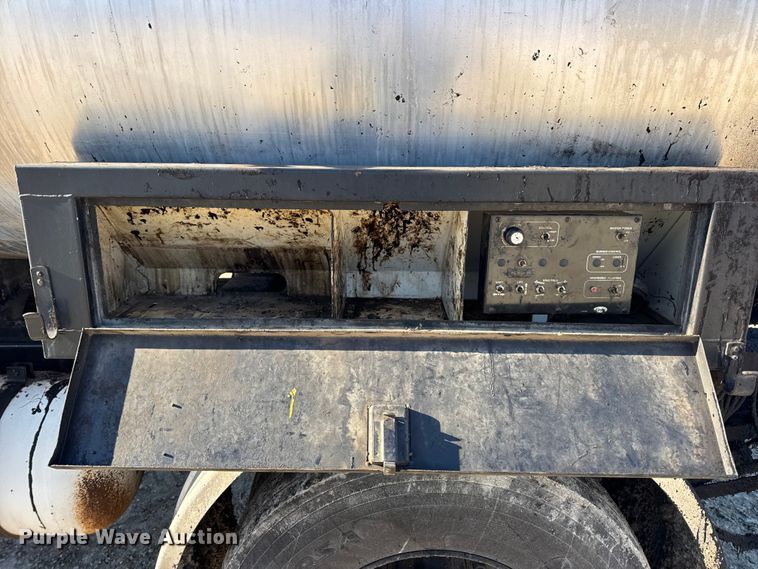 image for item DW6707 2004 Chevrolet C7500 oil distributor truck