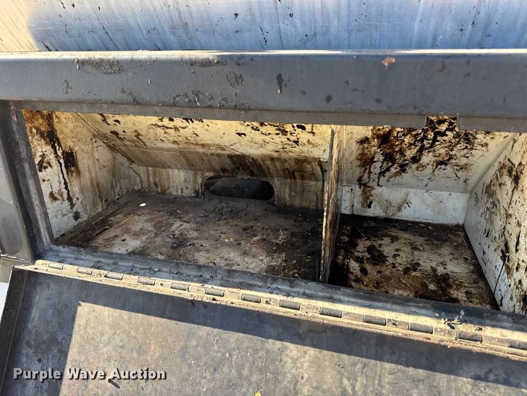 image for item DW6707 2004 Chevrolet C7500 oil distributor truck