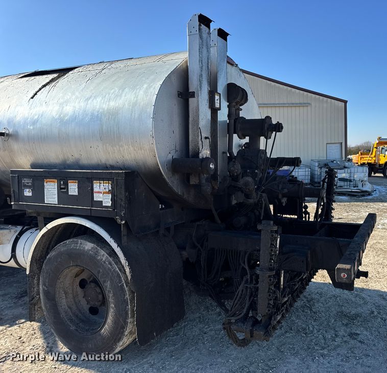 image for item DW6707 2004 Chevrolet C7500 oil distributor truck