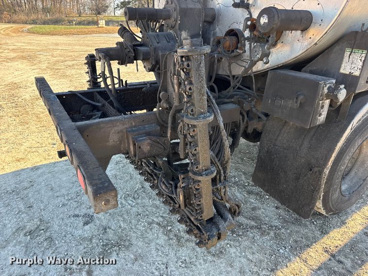 image for item DW6707 2004 Chevrolet C7500 oil distributor truck