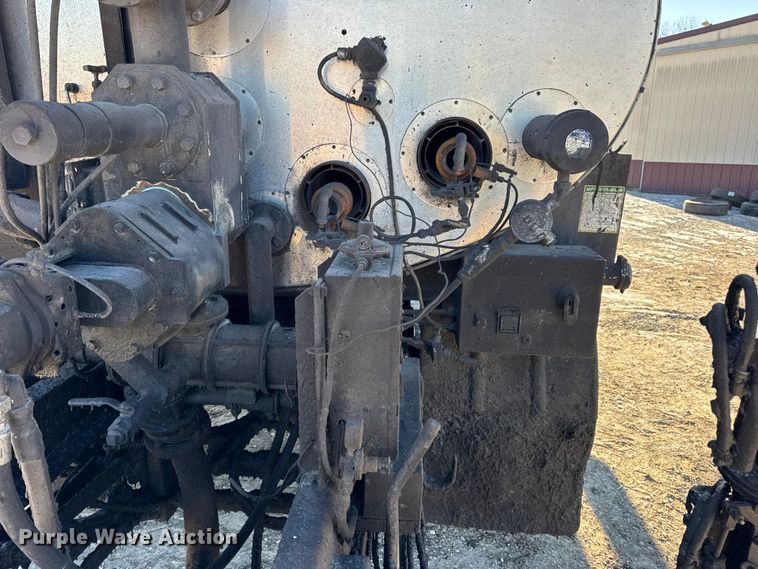 image for item DW6707 2004 Chevrolet C7500 oil distributor truck