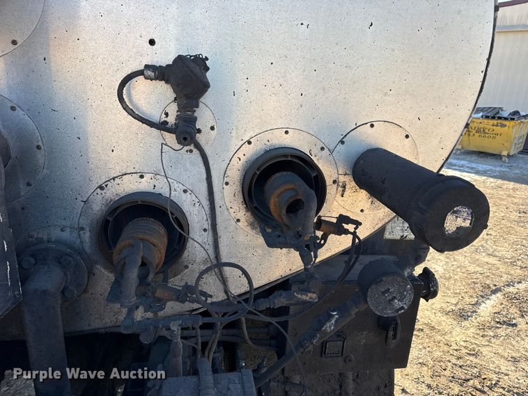 image for item DW6707 2004 Chevrolet C7500 oil distributor truck