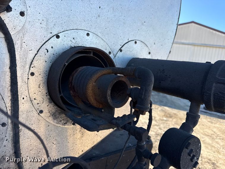 image for item DW6707 2004 Chevrolet C7500 oil distributor truck