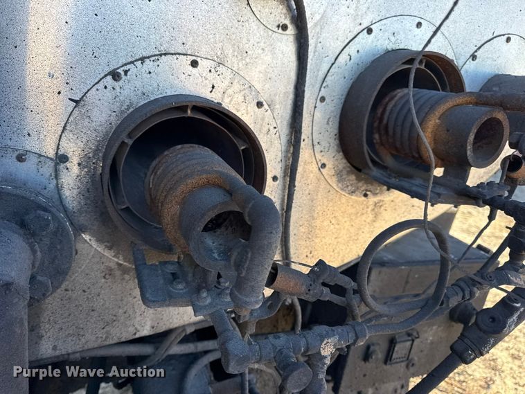 image for item DW6707 2004 Chevrolet C7500 oil distributor truck