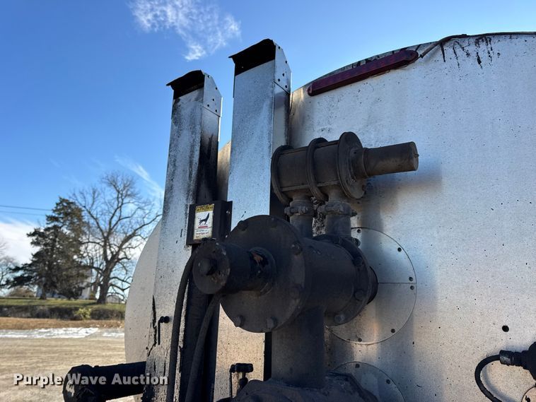 image for item DW6707 2004 Chevrolet C7500 oil distributor truck