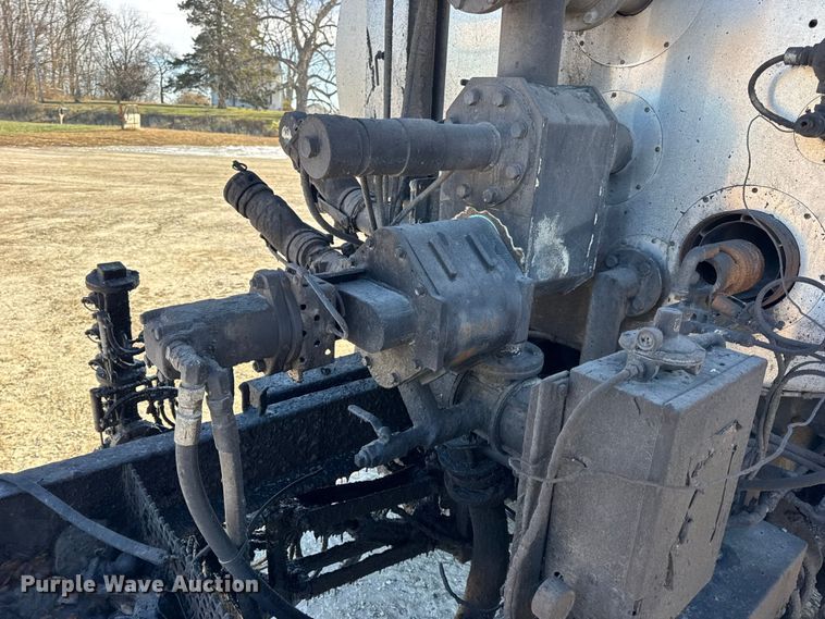 image for item DW6707 2004 Chevrolet C7500 oil distributor truck