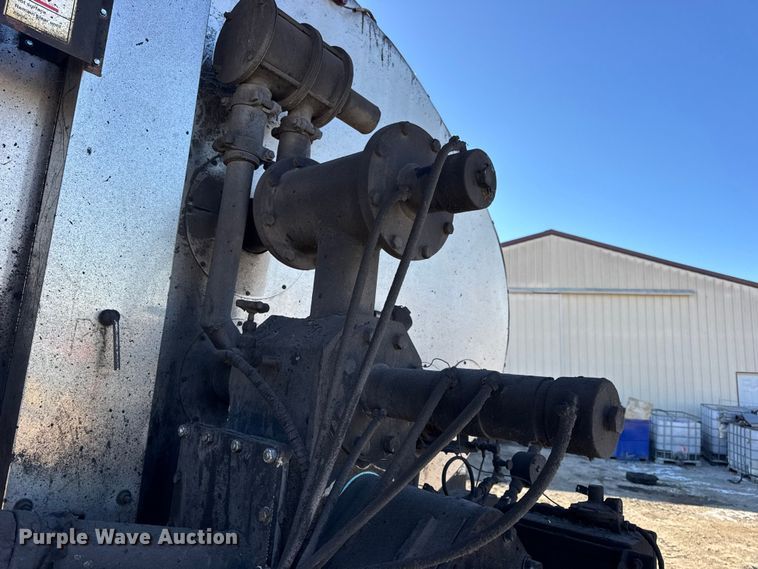 image for item DW6707 2004 Chevrolet C7500 oil distributor truck