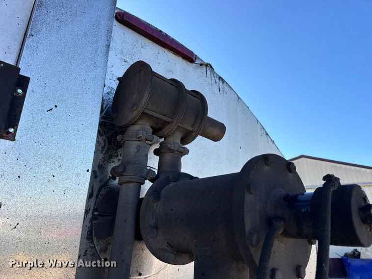 image for item DW6707 2004 Chevrolet C7500 oil distributor truck