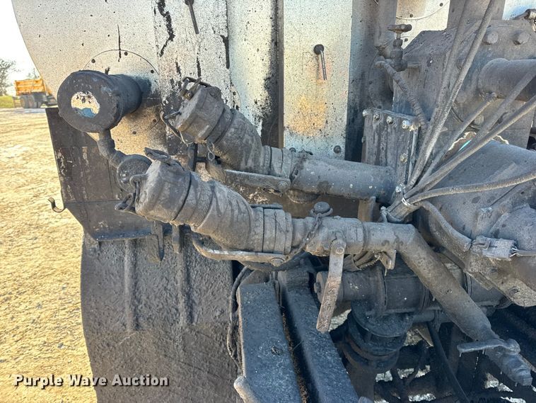 image for item DW6707 2004 Chevrolet C7500 oil distributor truck