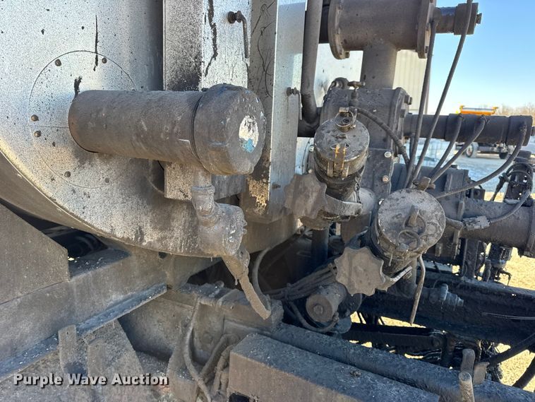 image for item DW6707 2004 Chevrolet C7500 oil distributor truck