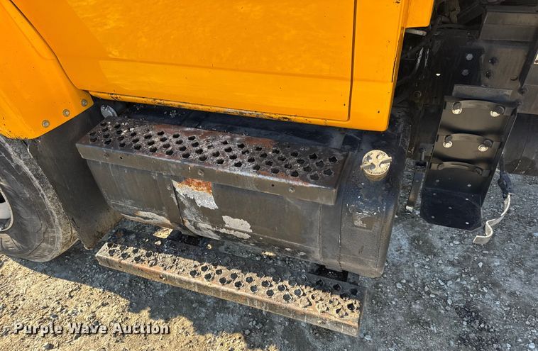 image for item DW6707 2004 Chevrolet C7500 oil distributor truck