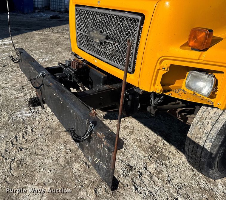 image for item DW6707 2004 Chevrolet C7500 oil distributor truck