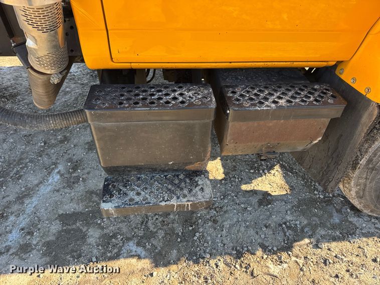 image for item DW6707 2004 Chevrolet C7500 oil distributor truck