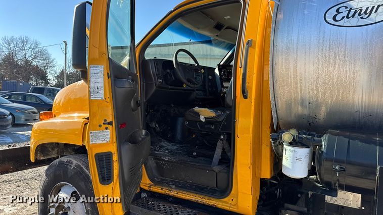 image for item DW6707 2004 Chevrolet C7500 oil distributor truck