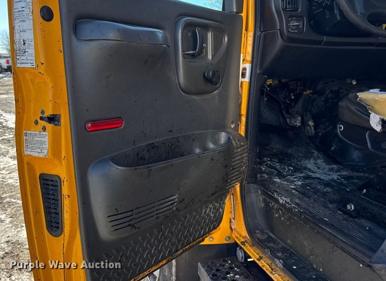 image for item DW6707 2004 Chevrolet C7500 oil distributor truck