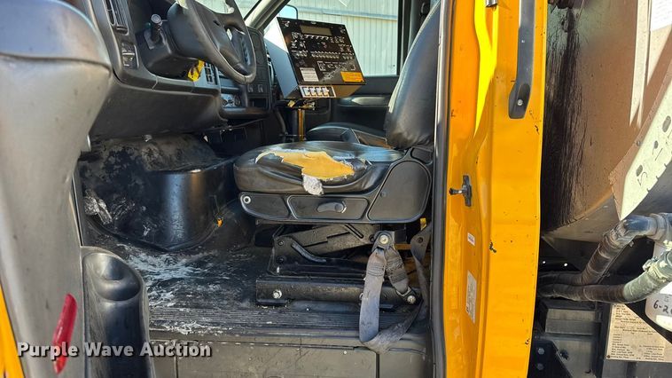 image for item DW6707 2004 Chevrolet C7500 oil distributor truck