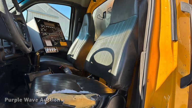 image for item DW6707 2004 Chevrolet C7500 oil distributor truck