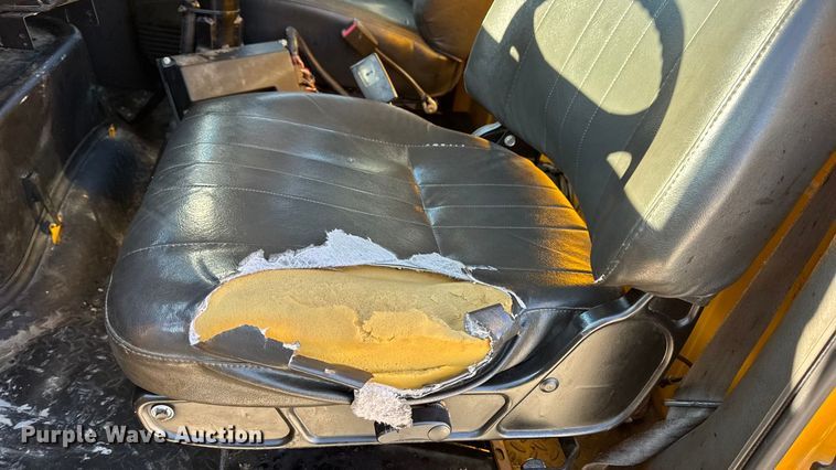 image for item DW6707 2004 Chevrolet C7500 oil distributor truck