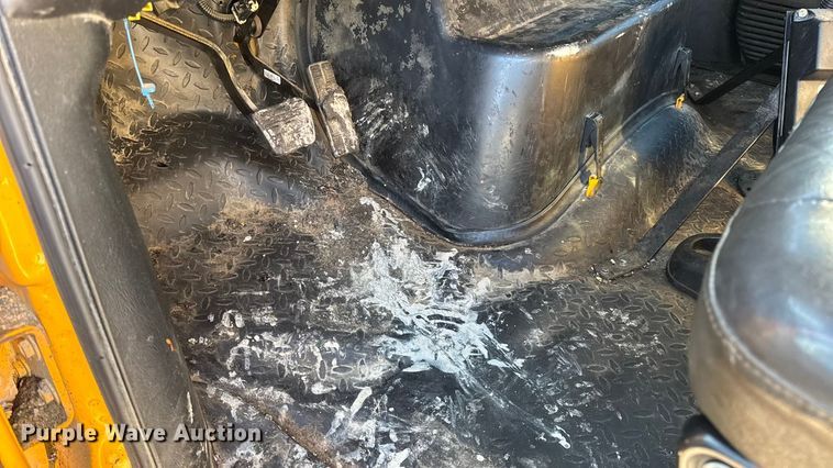 image for item DW6707 2004 Chevrolet C7500 oil distributor truck