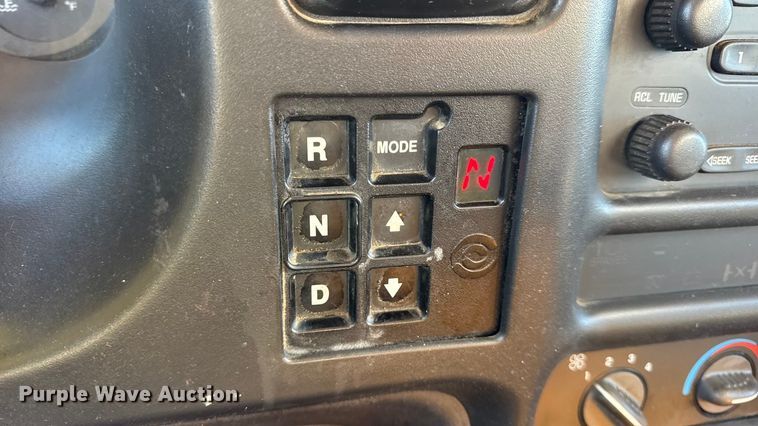 image for item DW6707 2004 Chevrolet C7500 oil distributor truck