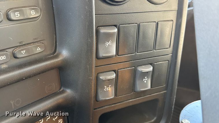 image for item DW6707 2004 Chevrolet C7500 oil distributor truck