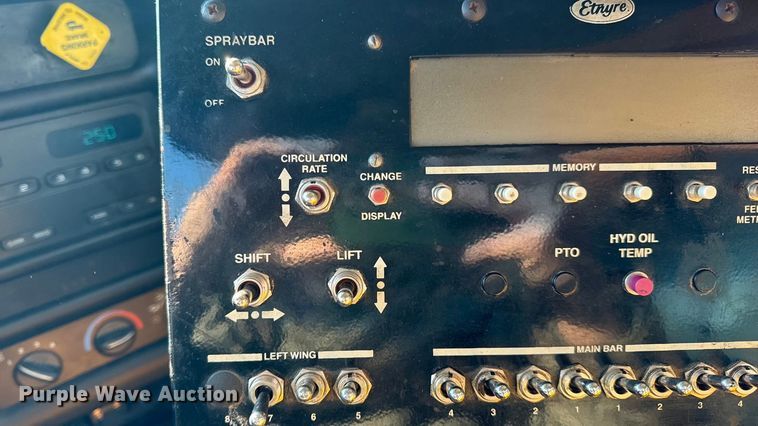 image for item DW6707 2004 Chevrolet C7500 oil distributor truck