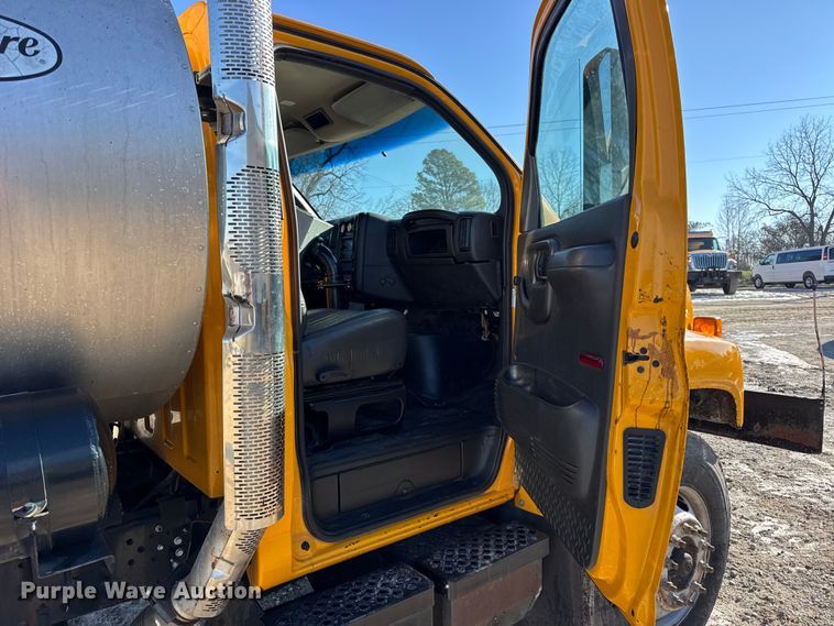 image for item DW6707 2004 Chevrolet C7500 oil distributor truck