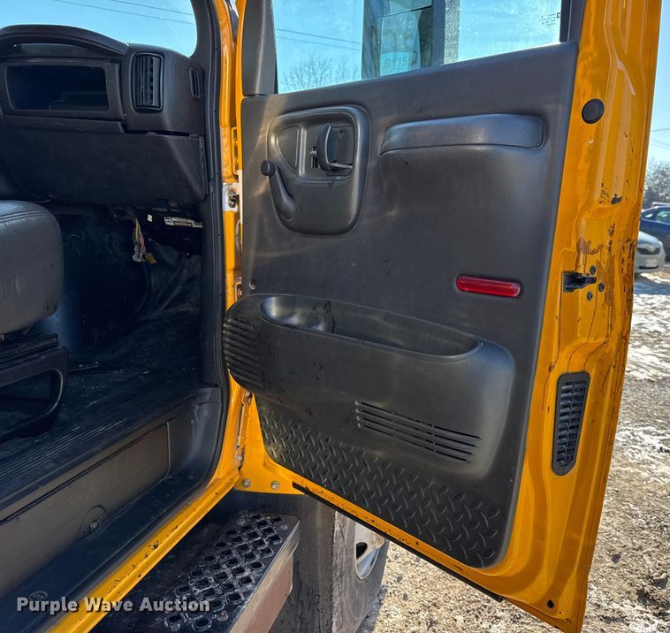 image for item DW6707 2004 Chevrolet C7500 oil distributor truck