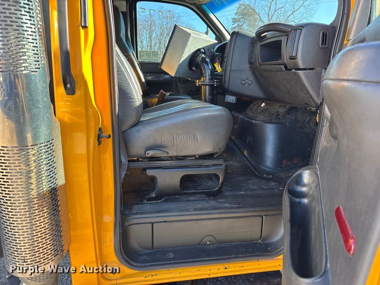 image for item DW6707 2004 Chevrolet C7500 oil distributor truck