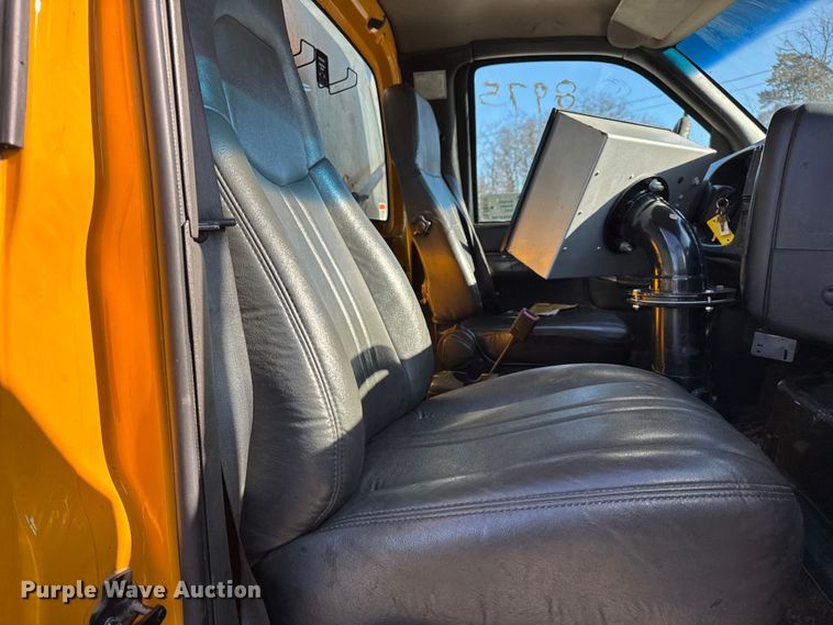 image for item DW6707 2004 Chevrolet C7500 oil distributor truck