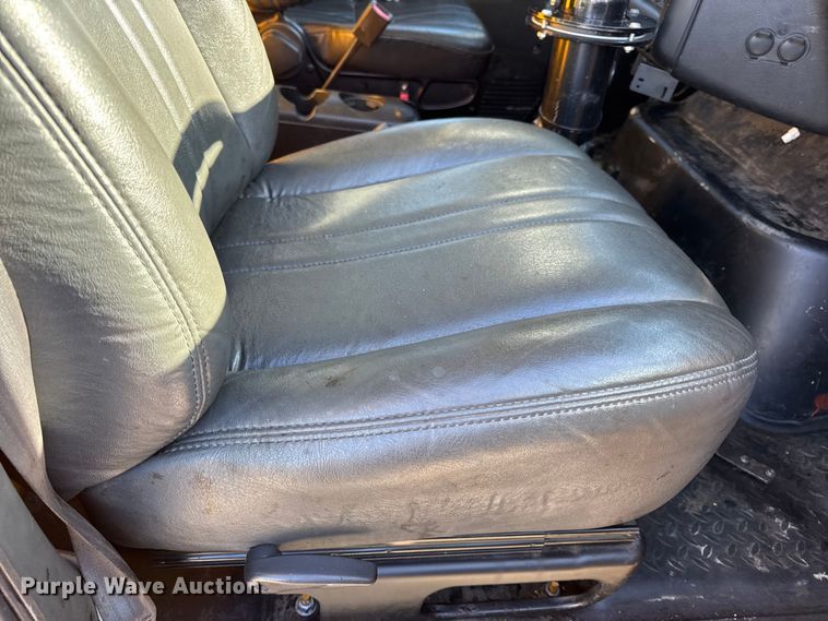 image for item DW6707 2004 Chevrolet C7500 oil distributor truck