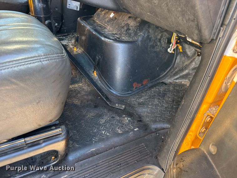 image for item DW6707 2004 Chevrolet C7500 oil distributor truck