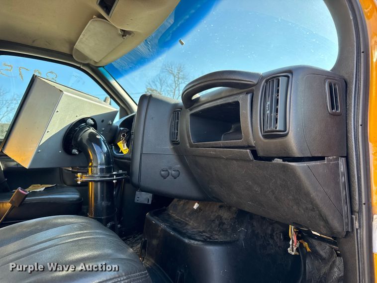 image for item DW6707 2004 Chevrolet C7500 oil distributor truck