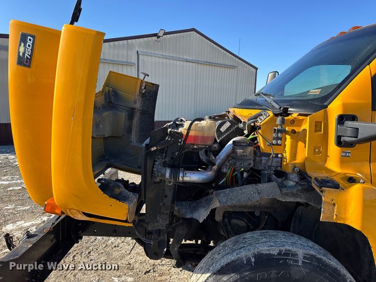 image for item DW6707 2004 Chevrolet C7500 oil distributor truck