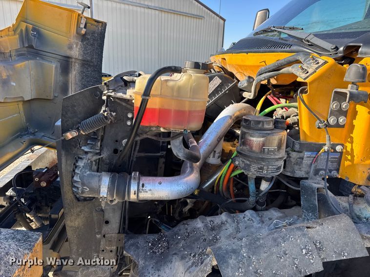 image for item DW6707 2004 Chevrolet C7500 oil distributor truck