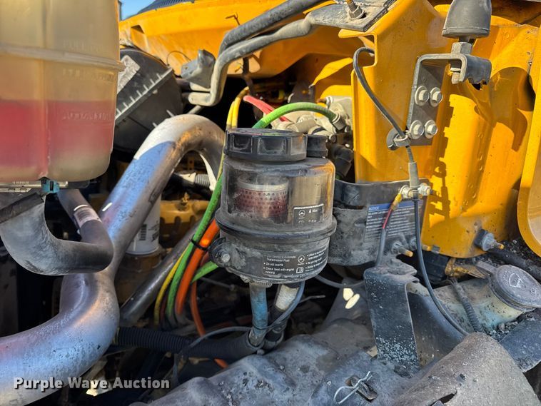 image for item DW6707 2004 Chevrolet C7500 oil distributor truck